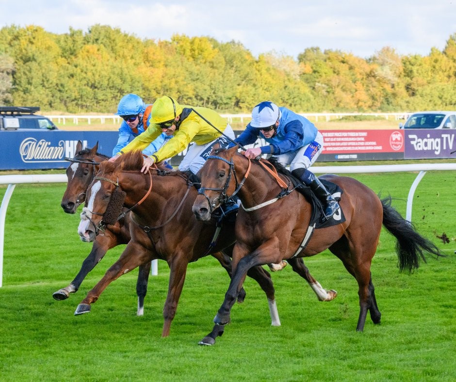 Feeraas (centre) winning at Musselburgh under Paul Mulrennan